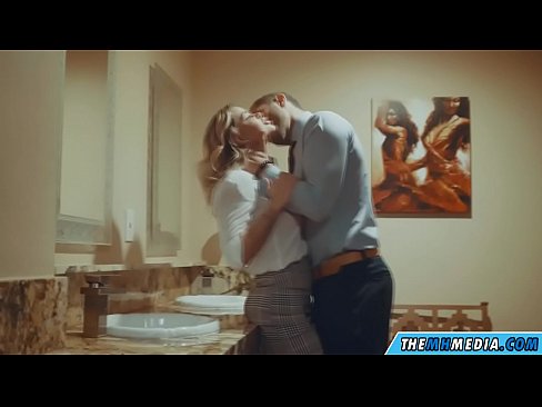❤️ Pe a faaosoosoina oe e se blonde busty i totonu o se faletaele lautele ❤️ Pono Tulaga ❌️